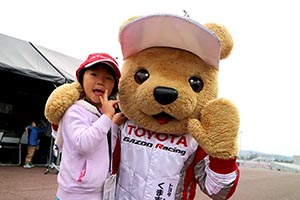 トヨタ くま吉 ferrariF1キャップの女の子と@ スーパーフォーミュラ 2015年 第7戦（最終戦）鈴鹿