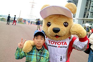 トヨタ くま吉 コチラレーシングキャップの少年と@ スーパーフォーミュラ 2015年 第7戦（最終戦）鈴鹿