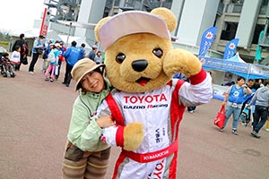 トヨタ くま吉 ベージュハットの女性と@ スーパーフォーミュラ 2015年 第7戦（最終戦）鈴鹿