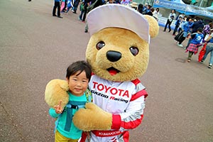 トヨタ くま吉 黄色ズボンの少年と@ スーパーフォーミュラ 2015年 第7戦（最終戦）鈴鹿