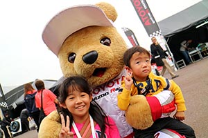 トヨタ くま吉 お揃いのGAPパーカの姉弟と@ スーパーフォーミュラ 2015年 第7戦（最終戦）鈴鹿