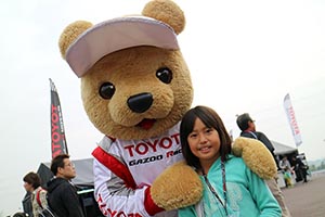 トヨタ くま吉 TOM'SカラーのGAPパーカの女の子と@ スーパーフォーミュラ 2015年 第7戦（最終戦）鈴鹿