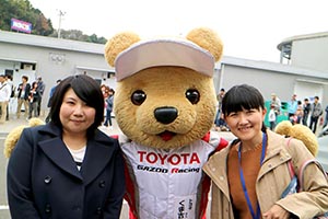 トヨタ くま吉 青ストラップの女性2人と@ スーパーフォーミュラ 2015年 第7戦（最終戦）鈴鹿