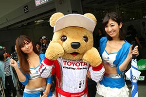 トヨタ くま吉 KONDO RACINGのコンパニオン2人と@ スーパーフォーミュラ 2015年 第7戦（最終戦）鈴鹿