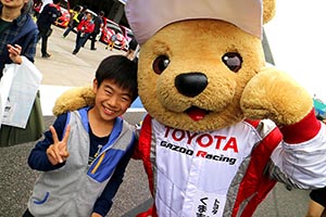 トヨタ くま吉 グレーのフード付きベストの少年と@ スーパーフォーミュラ 2015年 第7戦（最終戦）鈴鹿