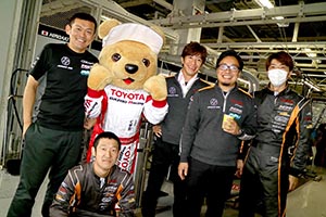 トヨタ くま吉 P.MU/CERUMO·INGINGの立川監督とメカニック4人と@ スーパーフォーミュラ 2015年 第7戦（最終戦）鈴鹿