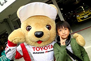 トヨタ くま吉 MA-1を着た少年と@ スーパーフォーミュラ 2015年 第7戦（最終戦）鈴鹿