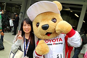 トヨタ くま吉 白トートバッグの女性と@ スーパーフォーミュラ 2015年 第7戦（最終戦）鈴鹿