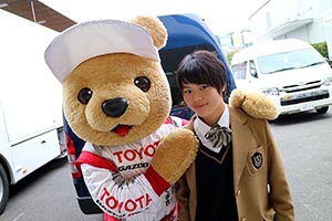 トヨタ くま吉 制服を着た少年と@ スーパーフォーミュラ 2015年 第7戦（最終戦）鈴鹿