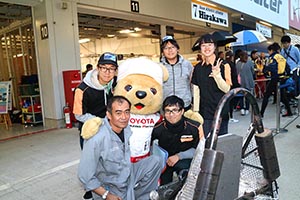 トヨタ くま吉 SUZUKIキャップの学生フォーミュラチームの5人と@ スーパーフォーミュラ 2015年 第7戦（最終戦）鈴鹿