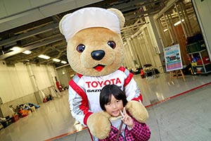 トヨタ くま吉 ピンク黒ウィンドブレーカーの女性と@ スーパーフォーミュラ 2015年 第7戦（最終戦）鈴鹿