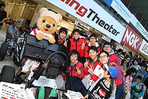 トヨタ くま吉 学生フォーミュラチームのメンバーとファンの少年と@ スーパーフォーミュラ 2015年 第7戦（最終戦）鈴鹿