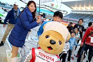 トヨタ くま吉 中山選手とコンパニオンと@ スーパーフォーミュラ 2015年 第7戦（最終戦）鈴鹿