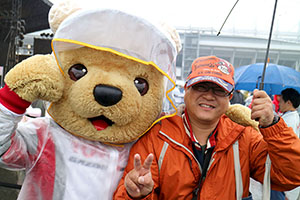 トヨタ くま吉 オレンジのウィンドブレーカーの男性と@ スーパーフォーミュラ 2015年 第7戦（最終戦）鈴鹿