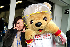 トヨタ くま吉 鈴鹿サーキットストラップの女性と@ スーパーフォーミュラ 2015年 第7戦（最終戦）鈴鹿