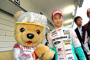 トヨタ くま吉 レース2後の中嶋選手と@ スーパーフォーミュラ 2015年 第7戦（最終戦）鈴鹿