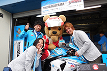 チーム横浜のバイクにまたがるトヨタ くま吉