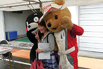 くまモンとピンク傘の女性とトヨタ くま吉
