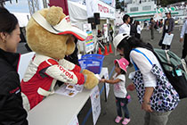 トヨタ くま吉 ピンクの靴の女の子に誕生日を祝ってもらう