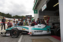 トヨタ くま吉 ペトロナスのF3マシンと勝田選手と中山選手と子供達の集合写真