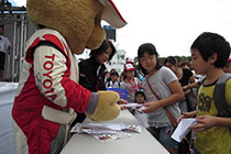 トヨタ くま吉 黄色Tしゃつの男の子に誕生日を祝ってもらう