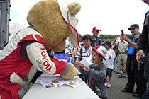 トヨタ くま吉 缶バッヂの男の子に誕生日を祝ってもらう