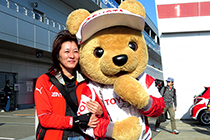 トヨタ くま吉とZENT ジャンパーを着ている女性