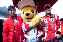 トヨタ くま吉とZENTセルモチームの立川選手と平手選手