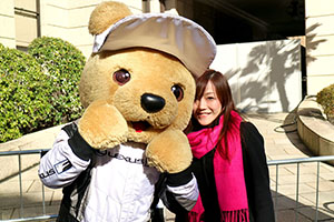 レクサス くま吉 ピンクのマフラーの女性と@ TGRP 横浜