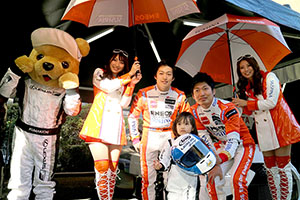 レクサス くま吉 LEXUS TEAM LeMans ENEOSのドライバーとコンパニオンとレクサススーツの女の子と@ TGRP 横浜