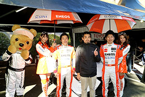 レクサス くま吉 LEXUS TEAM LeMans ENEOSのドライバーとコンパニオンとadidasの男性と@ TGRP 横浜