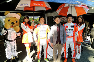 レクサス くま吉 LEXUS TEAM LeMans ENEOSのドライバーとコンパニオンとグレーのジャケットの男性と@ TGRP 横浜