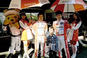 レクサス くま吉 LEXUS TEAM LeMans ENEOSのドライバーとコンパニオンと青オレンジ白のチェック柄シャツの少年と@ TGRP 横浜