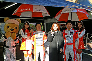 レクサス くま吉 LEXUS TEAM LeMans ENEOSのドライバーとコンパニオンと黒いコートの女性と@ TGRP 横浜