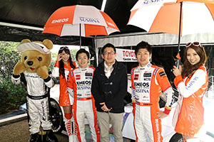 レクサス くま吉 LEXUS TEAM LeMans ENEOSのドライバーとコンパニオンと黒いジャケットの男性と@ TGRP 横浜
