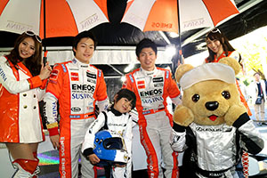 レクサス くま吉 LEXUS TEAM LeMans ENEOSのドライバーとコンパニオンとレクサススーツのヘルメットを持った女の子と@ TGRP 横浜