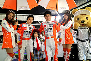 レクサス くま吉 LEXUS TEAM LeMans ENEOSのドライバーとコンパニオンとAKB team 8のコスチュームの女の子と@ TGRP 横浜