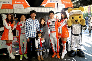 レクサス くま吉 LEXUS TEAM LeMans ENEOSのドライバーとコンパニオンとAKB team 8のコスチュームの女の子の3人家族と@ TGRP 横浜