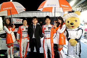 レクサス くま吉 LEXUS TEAM LeMans ENEOSのドライバーとコンパニオンとスーツの男性と@ TGRP 横浜