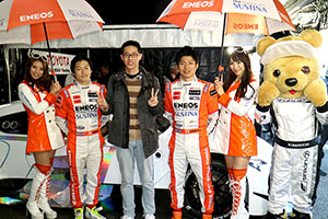 レクサス くま吉 LEXUS TEAM LeMans ENEOSのドライバーとコンパニオンと茶色のボーダーの男性と@ TGRP 横浜