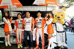 レクサス くま吉 LEXUS TEAM LeMans ENEOSのドライバーとコンパニオンとチームTシャツの男性と@ TGRP 横浜