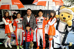 レクサス くま吉 LEXUS TEAM LeMans ENEOSのドライバーとコンパニオンとグレーと赤のダウンの親子と@ TGRP 横浜