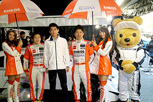 レクサス くま吉 LEXUS TEAM LeMans ENEOSのドライバーとコンパニオンと白いジャンパーの少年と@ TGRP 横浜