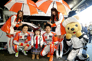 レクサス くま吉 LEXUS TEAM LeMans ENEOSのドライバーとコンパニオンとAKB team 8のコスチュームでブーツの女の子と@ TGRP 横浜