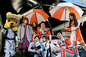 レクサス くま吉 LEXUS TEAM LeMans ENEOSのドライバーとコンパニオンと赤黒チェックシャツの3人家族と@ TGRP 横浜