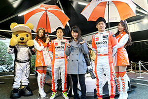 レクサス くま吉 LEXUS TEAM LeMans ENEOSのドライバーとコンパニオンとグレーのコートの女の子と@ TGRP 横浜