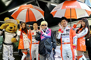 レクサス くま吉 LEXUS TEAM LeMans ENEOSのドライバーとコンパニオンとサングラスの男性と@ TGRP 横浜