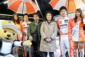 レクサス くま吉 LEXUS TEAM LeMans ENEOSのドライバーとコンパニオンとサイン入りバッグの夫婦と@ TGRP 横浜
