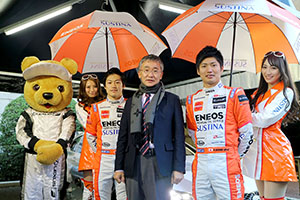 レクサス くま吉 LEXUS TEAM LeMans ENEOSのドライバーとコンパニオンとブレザーを着た男性と@ TGRP 横浜