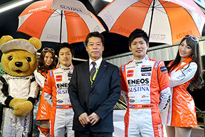 レクサス くま吉 LEXUS TEAM LeMans ENEOSのドライバーとコンパニオンと東京トヨペットの男性と@ TGRP 横浜